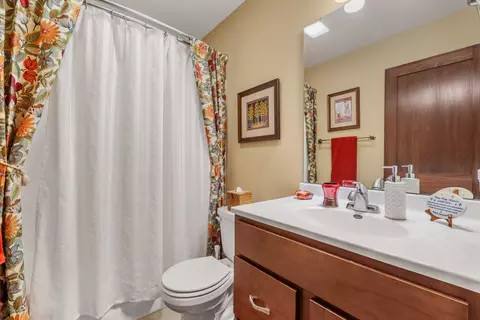 Bath - 602 E Sheridan Dr, Eldridge, IA 52748 photo 2 of 3
