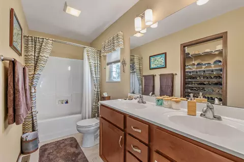 Bath - 602 E Sheridan Dr, Eldridge, IA 52748 photo 1 of 3