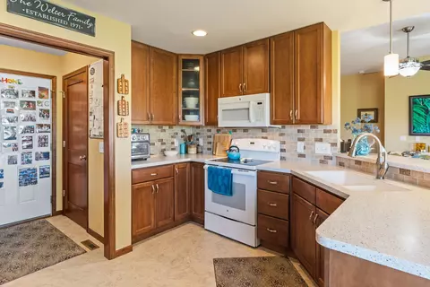 Kitchen - 602 E Sheridan Dr, Eldridge, IA 52748 photo 2 of 4