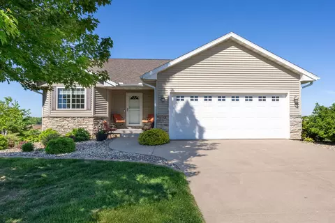 602 E Sheridan Dr, Eldridge, IA 52748
