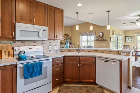 Kitchen - 602 E Sheridan Dr, Eldridge, IA 52748 photo 4 of 4