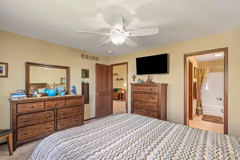 Bedroom - 602 E Sheridan Dr, Eldridge, IA 52748 photo 2 of 6