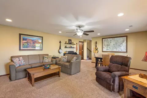 Living - 602 E Sheridan Dr, Eldridge, IA 52748 photo 5 of 6