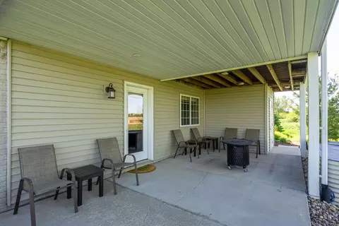 Exterior - 602 E Sheridan Dr, Eldridge, IA 52748 photo 5 of 12