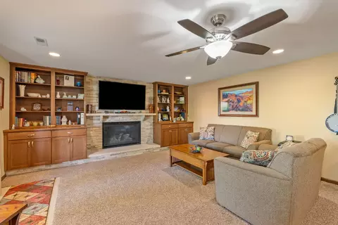 Living - 602 E Sheridan Dr, Eldridge, IA 52748 photo 4 of 6
