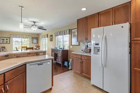 Kitchen - 602 E Sheridan Dr, Eldridge, IA 52748 photo 3 of 4