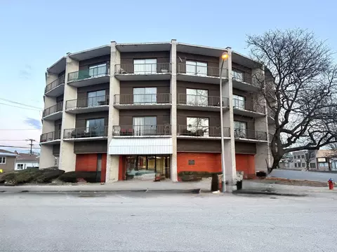 3900 W 95th St #305, Evergreen Park, IL 60805