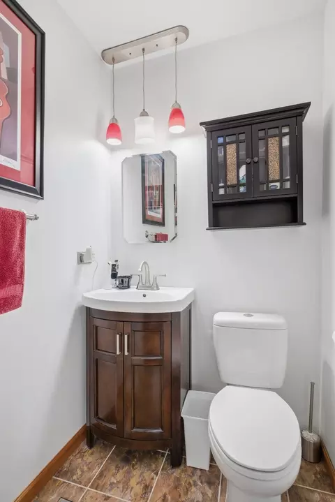 Bath - 1375 Borden Dr, Elgin, IL 60120 photo 1 of 4