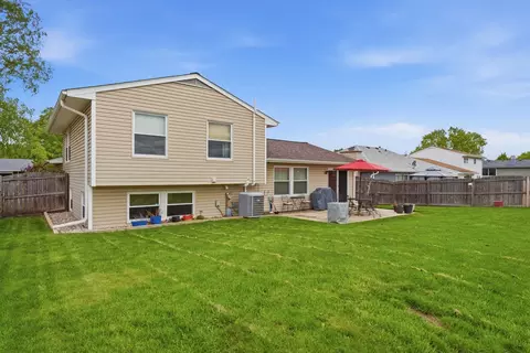 Exterior - 1375 Borden Dr, Elgin, IL 60120 photo 3 of 5