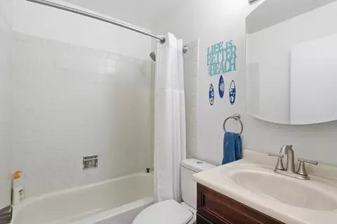 Bath - 1375 Borden Dr, Elgin, IL 60120 photo 2 of 4