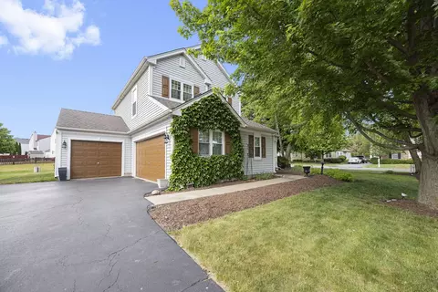 2000 Serenity Ln, Woodstock, IL 60098