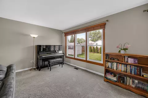 2300 Appleby Dr, Wheaton, IL 60189 photo 3