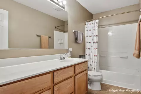 Bath - 6802 Ayre Dr, Mchenry, IL 60050 photo 2 of 4