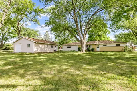 7624 Howe Rd, Wonder Lake, IL 60097