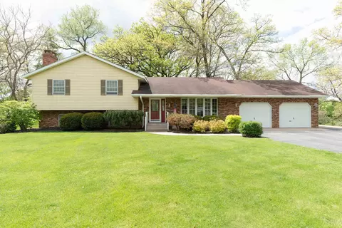 10594 Grover Oaks Rd, Roscoe, IL 61073
