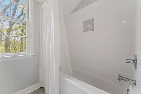 Bath - 635 Oakview Dr, Algonquin, IL 60102 photo 4 of 4