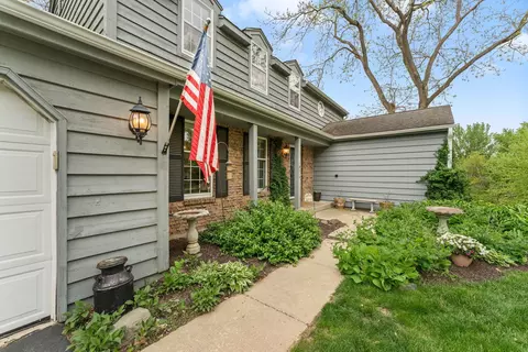 Exterior - 635 Oakview Dr, Algonquin, IL 60102 photo 3 of 10