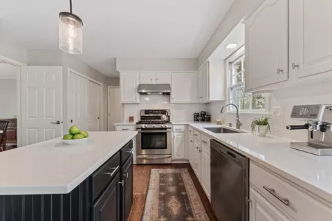 Kitchen - 635 Oakview Dr, Algonquin, IL 60102 photo 1 of 4