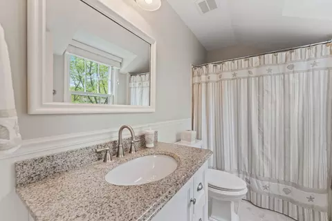 Bath - 635 Oakview Dr, Algonquin, IL 60102 photo 2 of 4