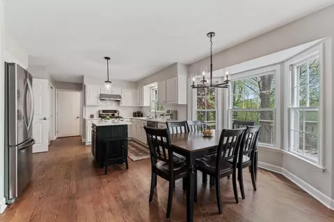 Kitchen - 635 Oakview Dr, Algonquin, IL 60102 photo 2 of 4
