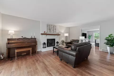 Living - 635 Oakview Dr, Algonquin, IL 60102 photo 3 of 6