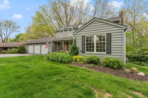 Exterior - 635 Oakview Dr, Algonquin, IL 60102 photo 2 of 10