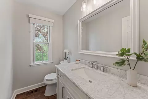 Bath - 635 Oakview Dr, Algonquin, IL 60102 photo 1 of 4