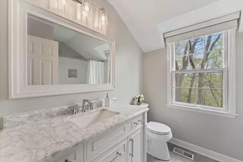 Bath - 635 Oakview Dr, Algonquin, IL 60102 photo 3 of 4