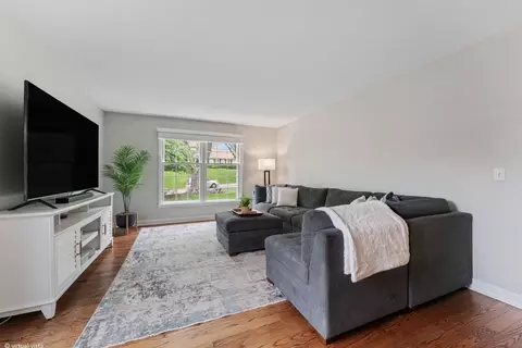 Living - 635 Oakview Dr, Algonquin, IL 60102 photo 2 of 6