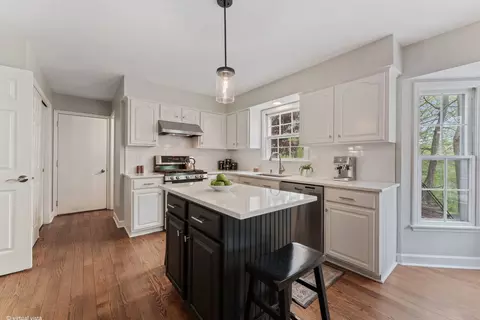 Kitchen - 635 Oakview Dr, Algonquin, IL 60102 photo 4 of 4
