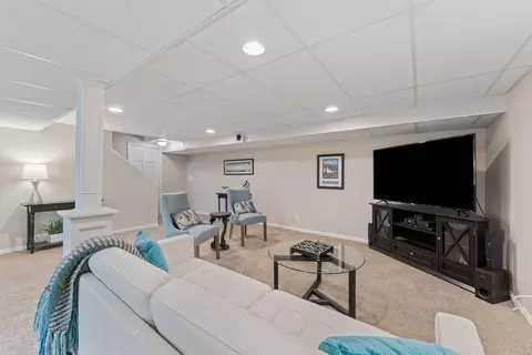 Living - 635 Oakview Dr, Algonquin, IL 60102 photo 6 of 6