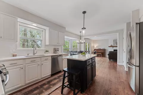 Kitchen - 635 Oakview Dr, Algonquin, IL 60102 photo 3 of 4