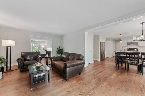 Living - 635 Oakview Dr, Algonquin, IL 60102 photo 4 of 6