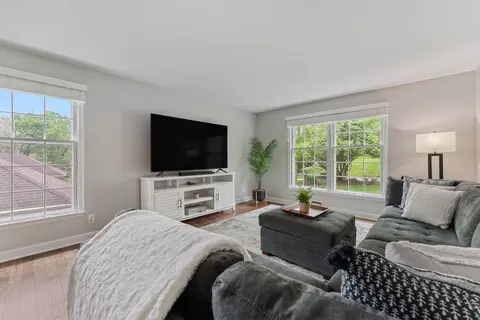 Living - 635 Oakview Dr, Algonquin, IL 60102 photo 1 of 6
