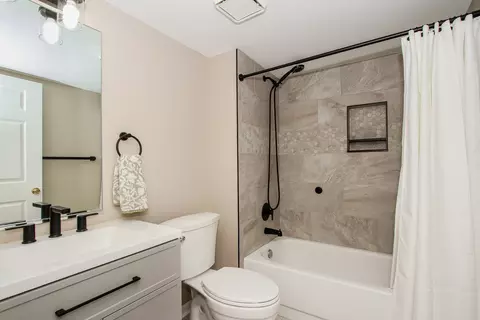 Bath - 446 Cromwell Cir #1, Bartlett, IL 60103 photo 3 of 3