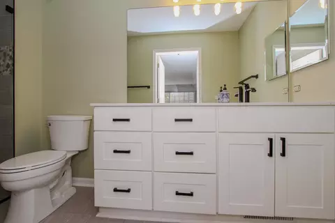 Bath - 446 Cromwell Cir #1, Bartlett, IL 60103 photo 2 of 3