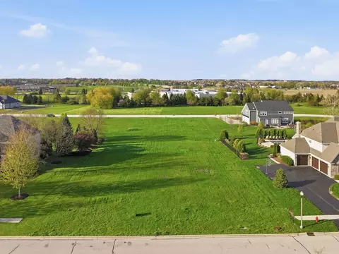 223 Merry Oaks Dr, Sycamore, IL 60178