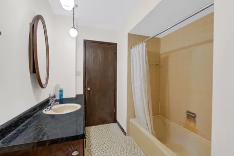 Bath - 514 Willow Ln, Beecher, IL 60401 photo 2 of 3