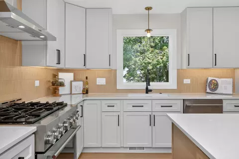 Kitchen - 2604 Newport Dr, Naperville, IL 60565 photo 4 of 7