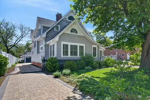 112 Douglas Ave, Libertyville, IL 60048