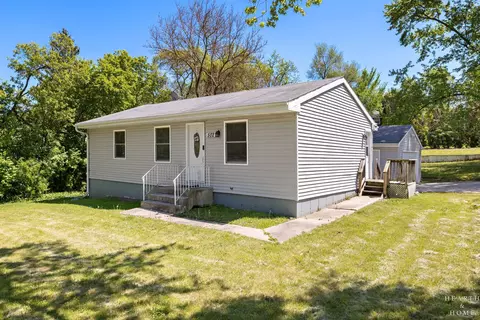 502 E Oak St, Lake In The Hills, IL 60156