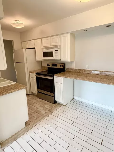 Kitchen - 605 N Wolf Rd #8E, Hillside, IL 60162 photo 2 of 4