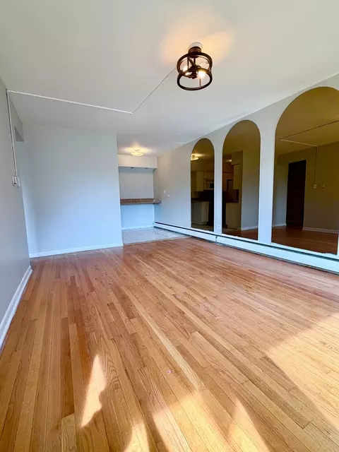 Living - 605 N Wolf Rd #8E, Hillside, IL 60162 photo 2 of 3