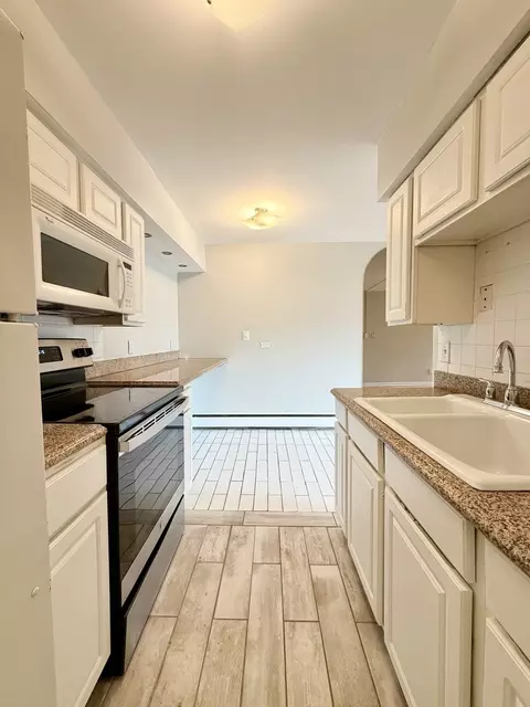 Kitchen - 605 N Wolf Rd #8E, Hillside, IL 60162 photo 3 of 4