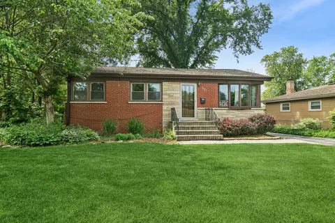327 W Hawley St, Mundelein, IL 60060