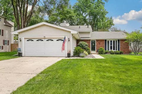 16 S Birchwood Dr, Naperville, IL 60540