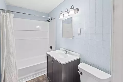 Bath - 518 Cedar St, Centralia, IL 62801 photo 2 of 2