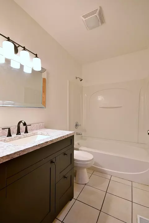 Bath - 19 E Pineview Dr, Round Lake Park, IL 60073 photo 2 of 4