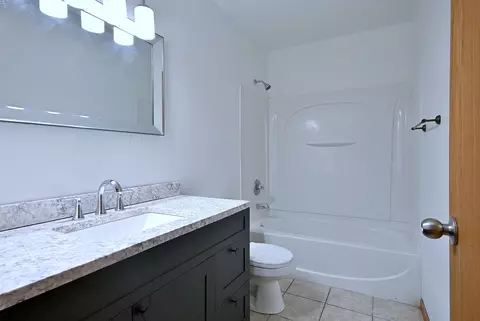 Bath - 19 E Pineview Dr, Round Lake Park, IL 60073 photo 3 of 4