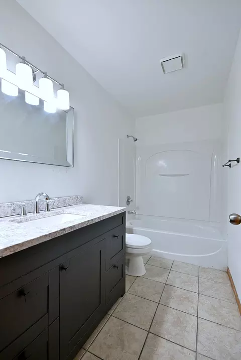Bath - 19 E Pineview Dr, Round Lake Park, IL 60073 photo 4 of 4